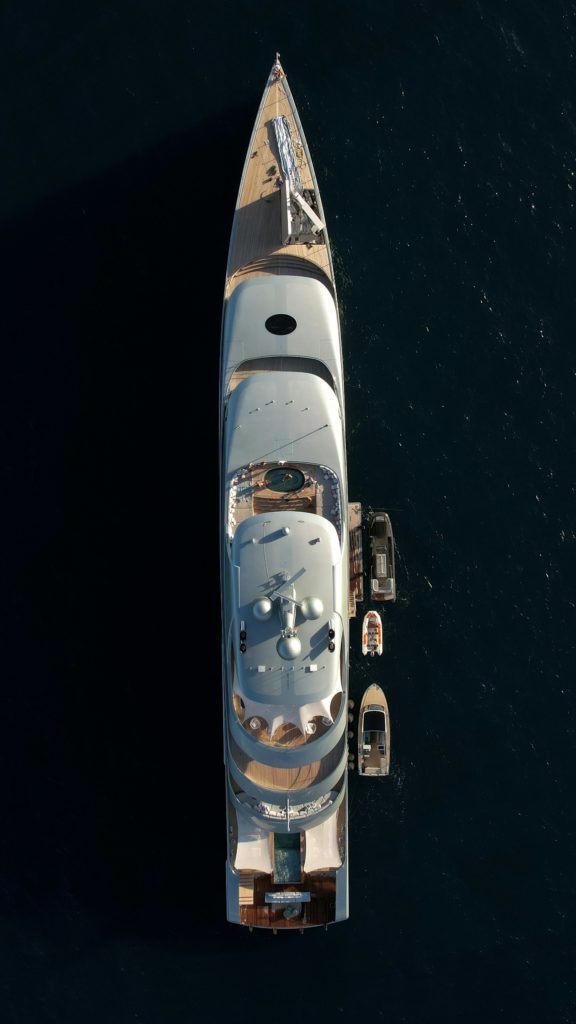 Wem Gehört Die Größte Yacht Der Welt?