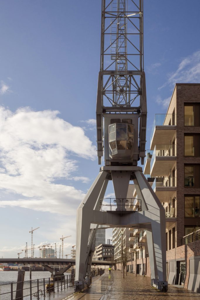 Sehr nah an modernen Häusern und der sogenannten HafenCity